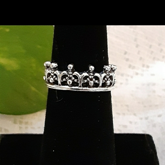 Jewelry - 💚3/$10 Antiqued crown ring